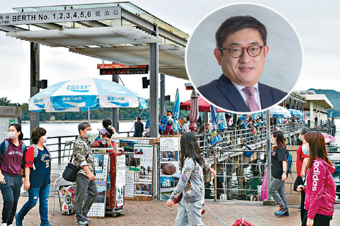 程鼎一(小图)指，「旅游就在香港」计划已有超过1万家商户参与。 资料图片