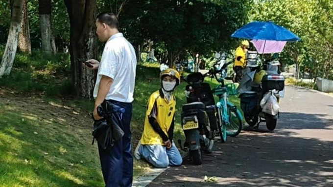  8月12日，浙江杭州一名外賣騎手在送餐過程中被一個小區的保安扣下鑰匙並要求罰款。