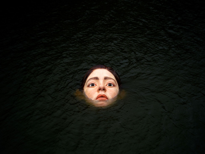 西班牙河道現「少女遇溺」詭異巨型頭像。路透社圖片