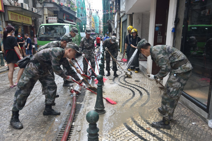 「天鴿」襲澳後駐澳解放軍助救災。