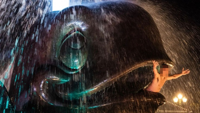 一名男子日前在迪士尼樂園的噴水池中游泳「打卡」，引發網民批評。網上圖片