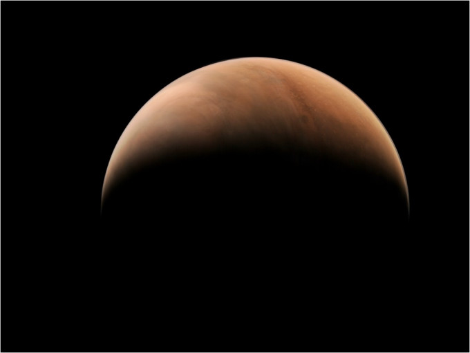 「天问」摄得火星侧身图片。新华社图片