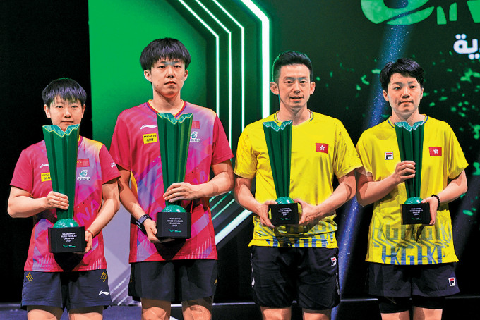 港乒球混雙組合黃鎮廷（右2）與杜凱琹（右）首奪大滿貫銀牌。