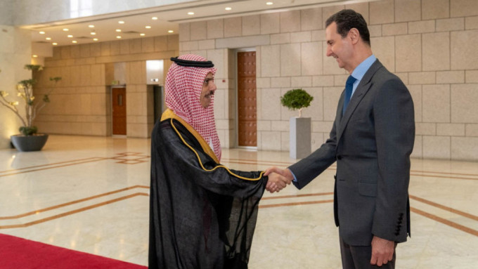 敘利亞總統巴沙爾與到訪的沙特外長費薩爾會面。 路透