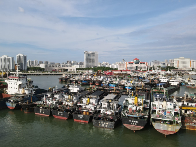 颱風「圓規」迫近華南，海南提升應急響應至Ⅲ級，船舶在海口市新港碼頭內停靠避風。新華社圖片