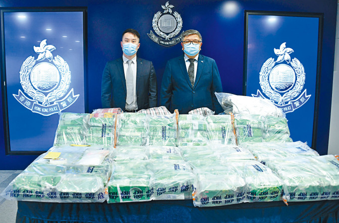 ■毒品调查科警司陈江明（右）展示检获冰毒。