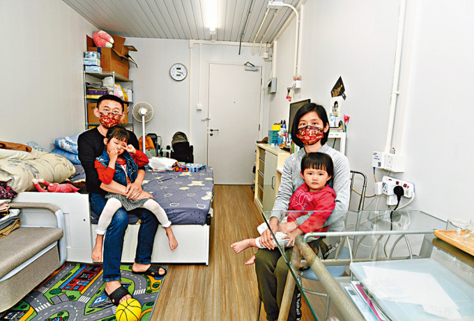 唐先生一家四口現時居於錦田江夏圍村過渡性房屋。