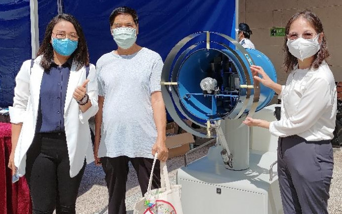 食环署副署长黄淑娴（右）向地区人士简介防治虫鼠及防治蚊患的最新科技和设备。