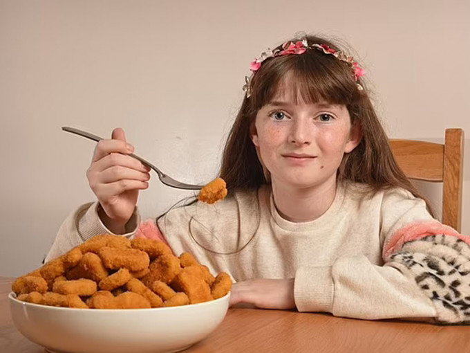 英女童1岁起只吃鸡块，吃足十年被误会偏食，实情是患上一种食物恐惧症。　