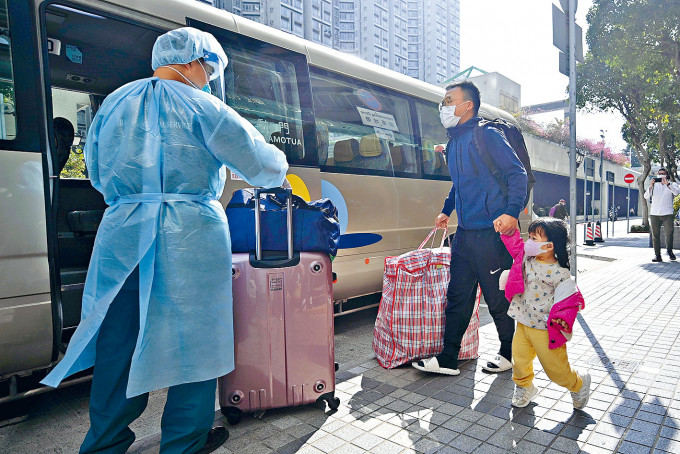 居于丽港城五座的家长带同小孩登车前往隔离检测。
