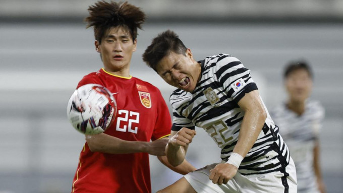 南韓擊敗國足選拔隊(紅衫)後，計畫對港隊時玩輪換。Reuters