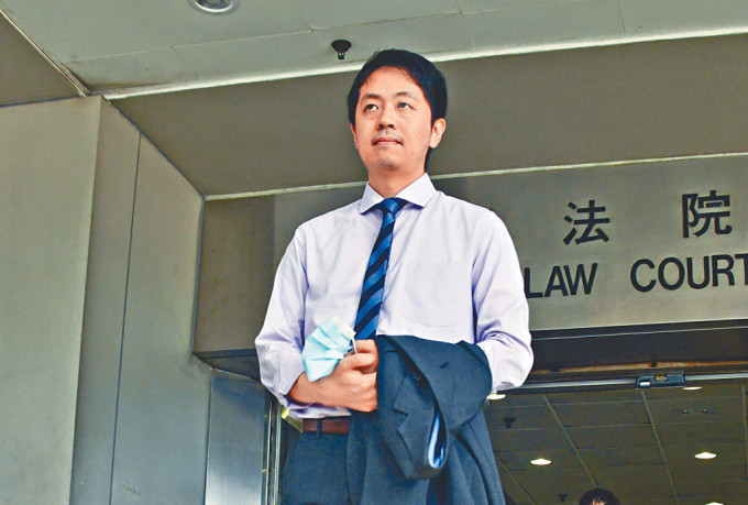 许智峯被指涉嫌干犯多宗罪行。右图为他因涉违反《香港国安法》被特区警方悬红通缉。