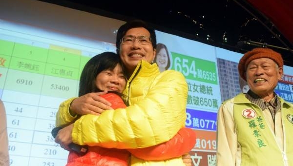 罗致政选立委成功和妻子拥抱。　台湾自由时报