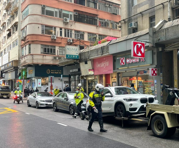 警员在港岛区打击违例泊车。 警方图片