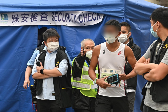 有跑手衣服上写有「香港加油」字眼。