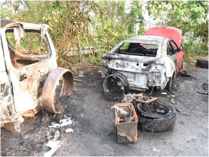 兩輛車嚴重焚毀，消防相信火警有可疑，正調查事件。