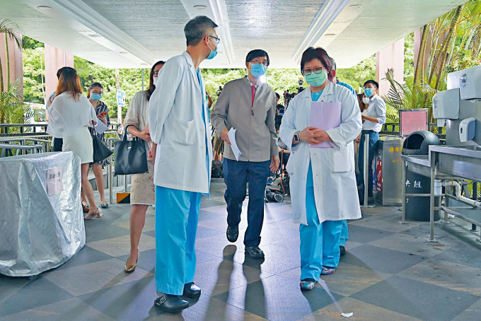 港大微生物學系講座教授袁國勇（中）昨到廣華醫院視察。