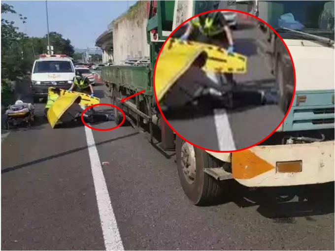 台湾一名女子疑跳车遭货车压住右脚。网图