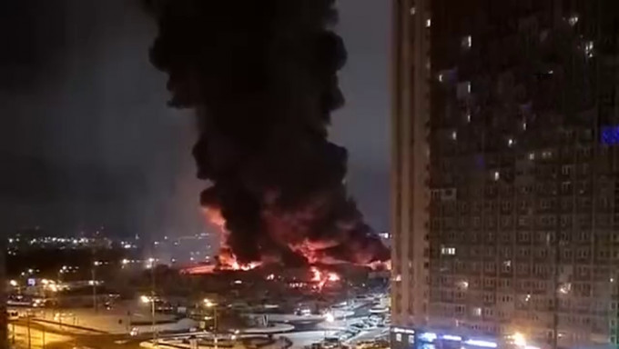 莫斯科购物中心发生火灾酿1死，起因可能是人为纵火。