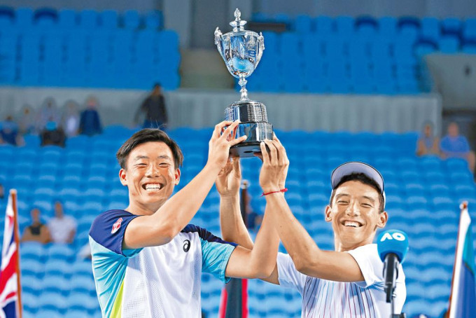 黄泽林（左）与葛原般奴，举起澳网青年组男双冠军奖杯。