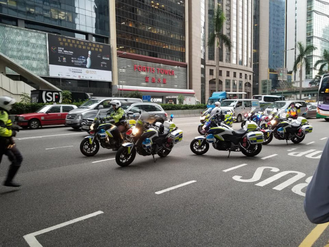 一部旅遊巴疑在灣仔告士打道壞車，停在路中，多名交通警到場。網民Wing June‎/ fb群組香港突發事故報料區