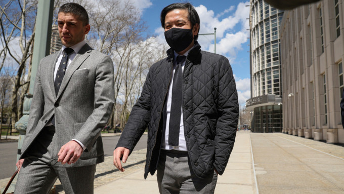涉一馬貪污案，前高盛銀行家黃宗華(右)判囚10年。 REUTERS