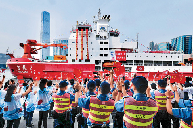 本港多艘船隻護送「雪龍2」號離港。