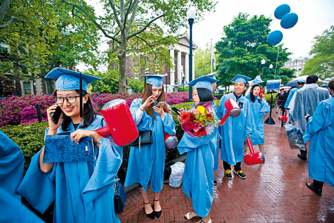 纽约哥伦比亚大学的华人学生参加毕业礼。