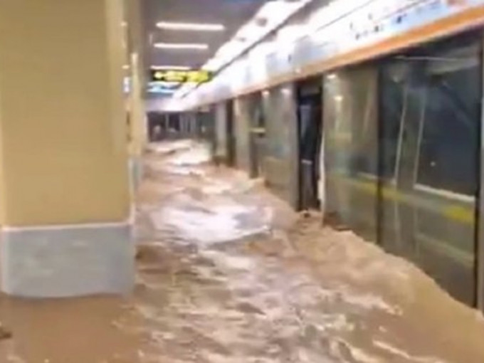 郑州地铁指挡水墙被冲毁导致水淹事故。网图