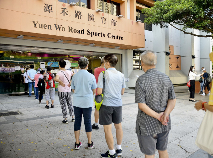 源禾路体育馆两人昨日在接种疫苗后不适。资料图片