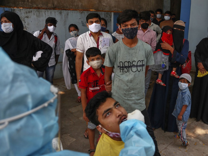 印度過去一日再新增超過31萬宗新冠肺炎確診。AP