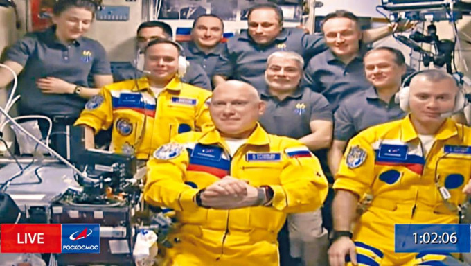 三名俄羅斯太空人到國際太空站工作，服裝顏色與烏克蘭國旗相似。 