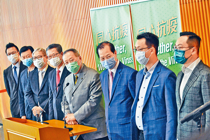 陳茂波（左四）聯同飲食界立法會議員張宇人（左五）及業界代表，公布食肆晚市折扣優惠。