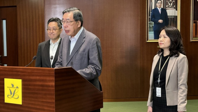 立法會秘書長陳維安（左）8月退休，由副秘書長衛碧瑤（右）接任。