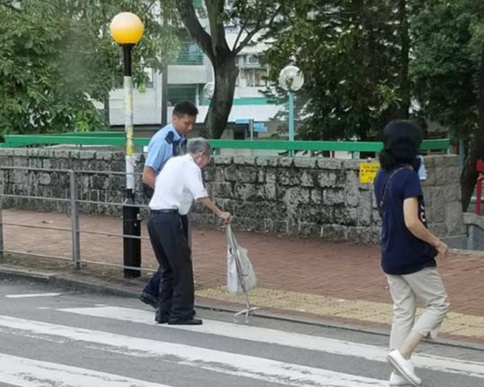 警察扶伯伯過斑馬線獲讚「好有愛」。網上圖片