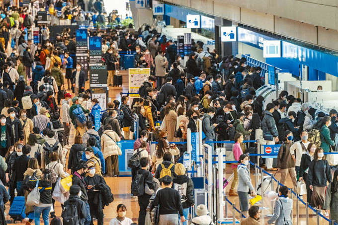 新年臨近，東京羽田機場出現人潮。