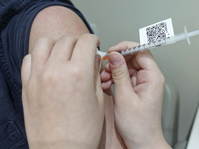 香港终于迎来有百分之七十市民至少接种了一剂新冠疫苗的时刻。