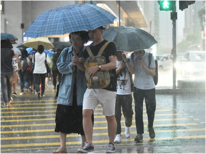 天文台预料本港地区今日大致多云，有几阵骤雨。资料图片