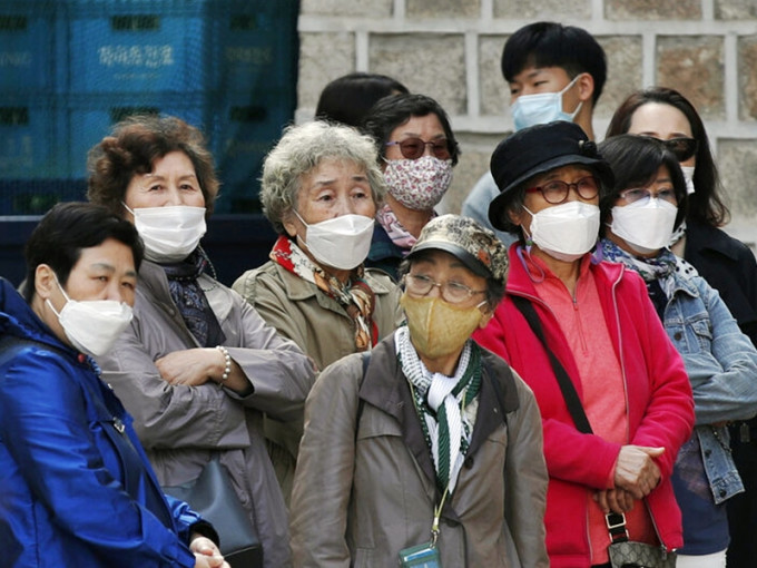 南韓過去一日新增121宗新冠肺炎確診個案，是事隔一周後，新增確診病例再次超過100宗。AP圖片