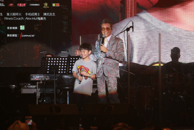 漢洋與10歲細仔HinHin父子檔上陣，合唱《You raise me up》。