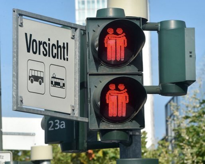 市政府將紅綠燈改為同性伴侶的標誌。網圖