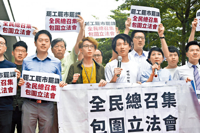 兩名前民陣召集人岑子杰(右三)及陳皓桓(右四)曾呼籲市民包圍立法會。