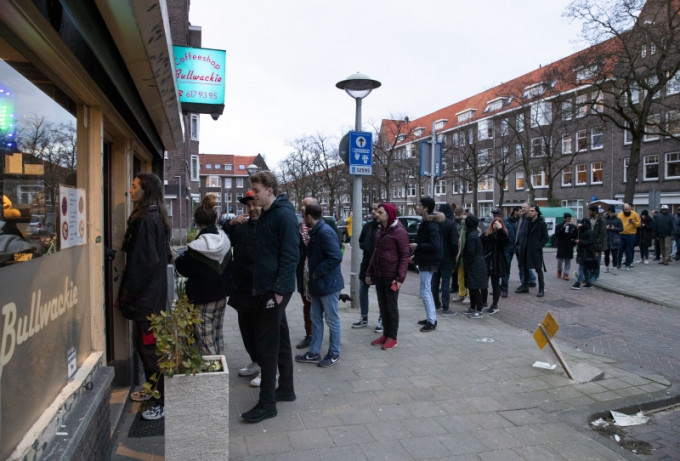 紅燈區因疫情將關閉，荷蘭民眾在關門前排隊搶大麻。AP