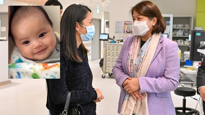 李夏茵（右）今探訪香港兒童醫院，與芷希的媽媽交談。(政府新聞處圖片)