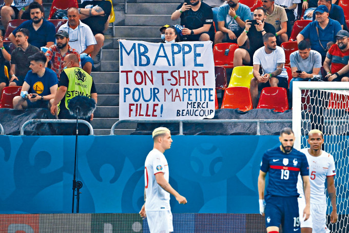 有球迷举起横额望得到麦巴比的球衣，支持变「攞景」。