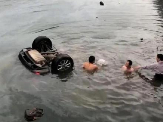 安徽天堂寨私家车堕河致3死。(网图)