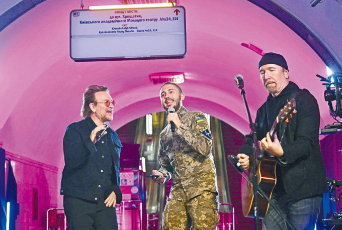 U2在基辅一个地铁站跟当地歌手Taras（中）合唱，声援乌克兰。