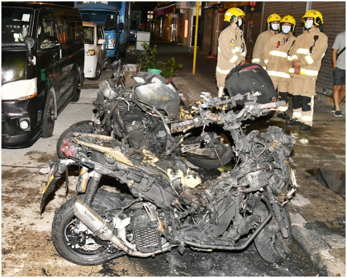 两辆电单车严重焚毁。