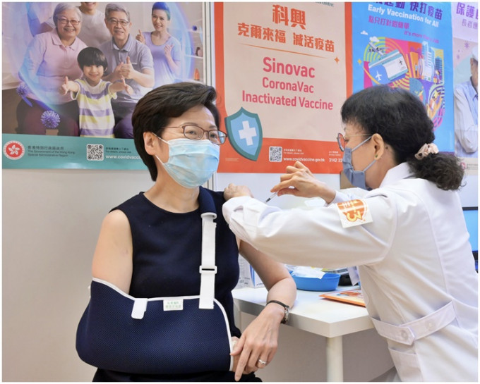 林郑月娥（左）在渣华道体育馆社区疫苗接种中心打第3针。
