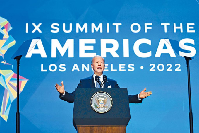 美洲峰会周三揭幕，拜登在洛杉矶会议中心发言。